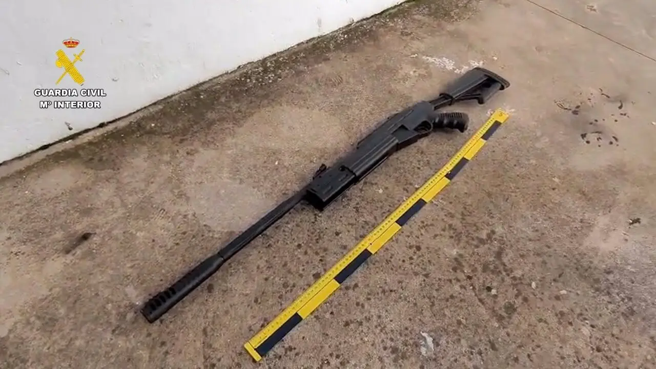 Una de las armas intervenidas. | Guardia Civil.