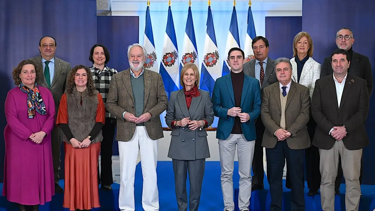 Garc&iacute;a-Pelayo, con miembros del Gobierno municipal. | Viva Jerez.
