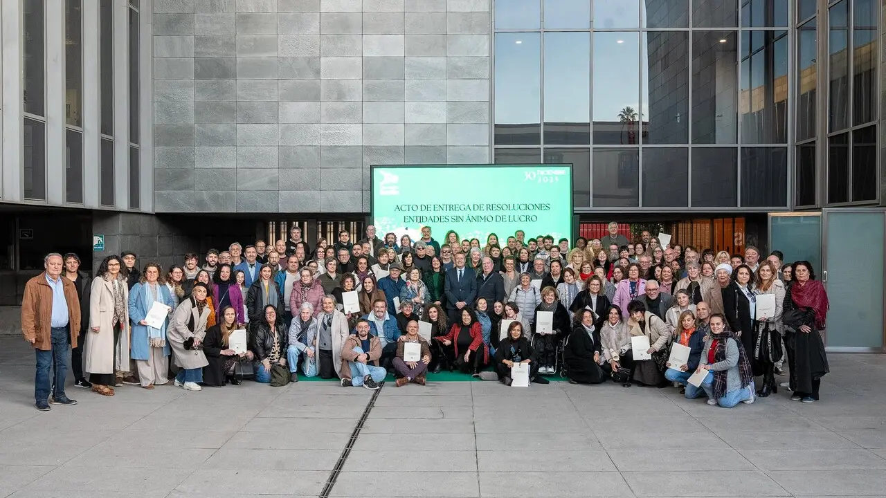 Foto de familia de la entrega de la tercera convocatoria ayudas. | Diputaci&oacute;n