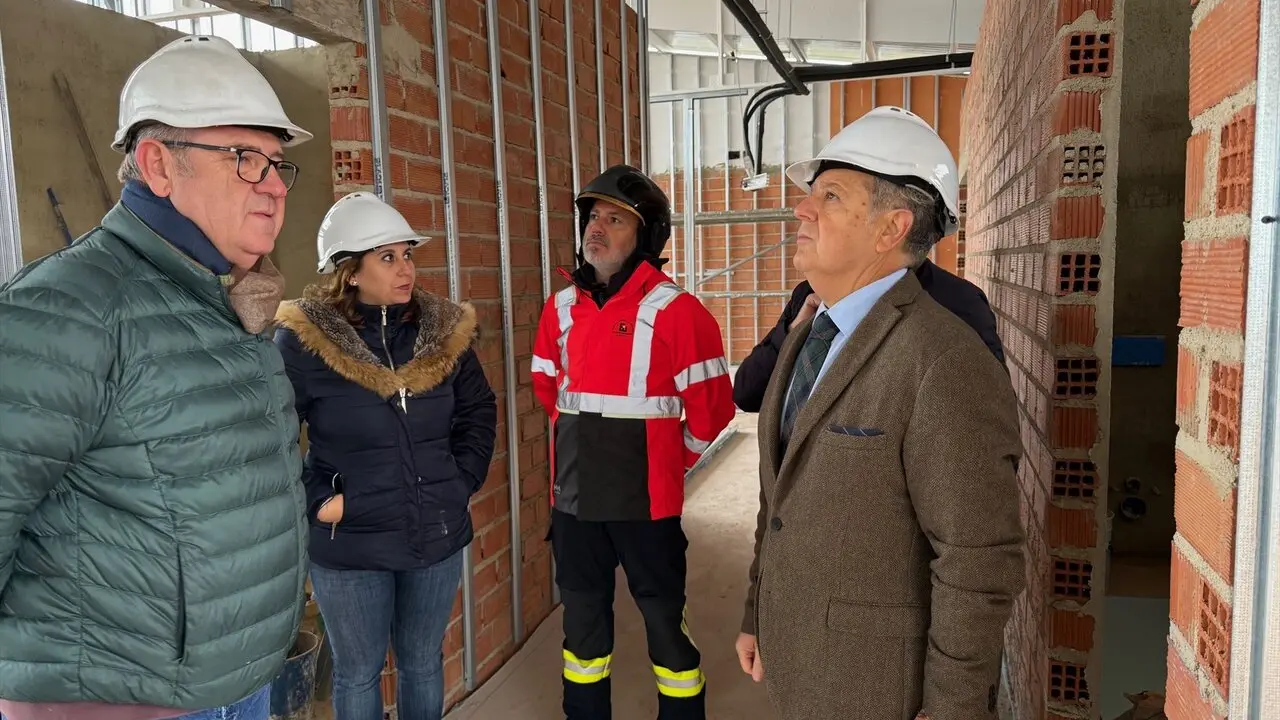 El presidente de la Diputaci&oacute;n de C&oacute;rdoba, Salvador Fuentes, de visita a las obras de remodelaci&oacute;n del Parque de Bomberos de Montoro.