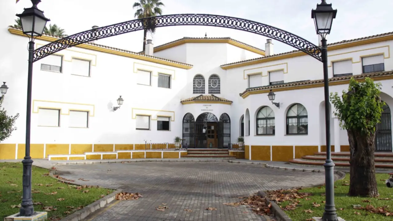 Entrada al pabell&oacute;n de suboficiales del acuartelamiento de Tablada. | Archivo