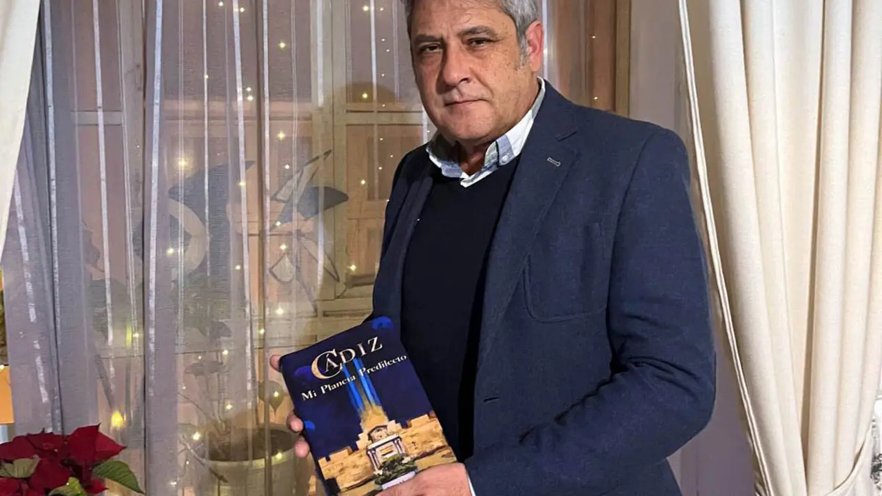 Pepe Mata posa con su libro 'C&aacute;diz, mi planeta predilecto'.