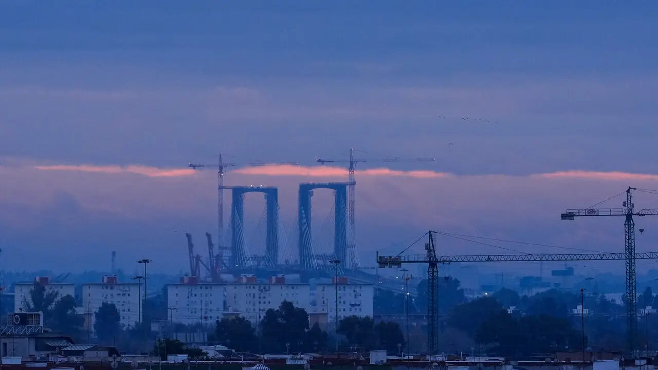 Ma&ntilde;ana de nubes en Sevilla capital. | EP