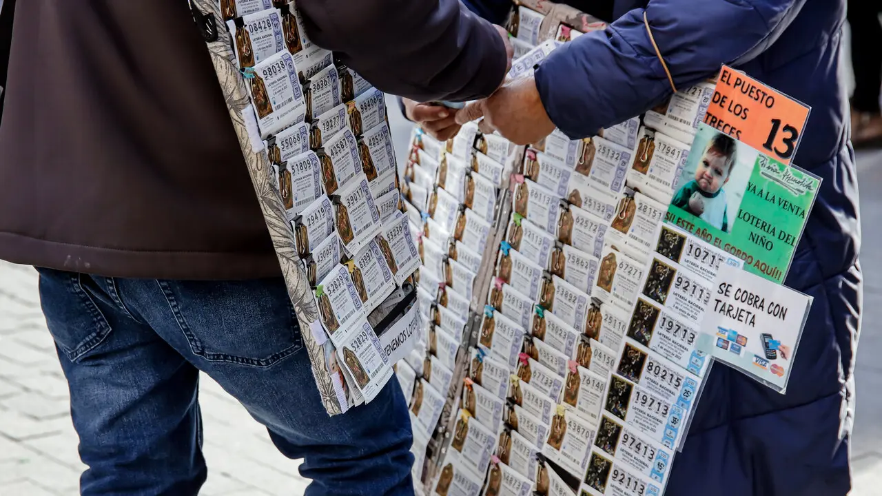 Vendedores de loter&iacute;a para el Sorteo Extraordinario del Ni&ntilde;o | Carlos Luj&aacute;n / Europa Press