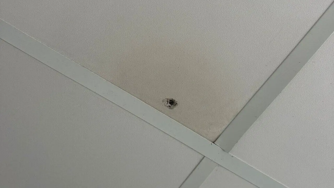 Incidencia en el techo de una casa de Matadero Sur. | Cedida.