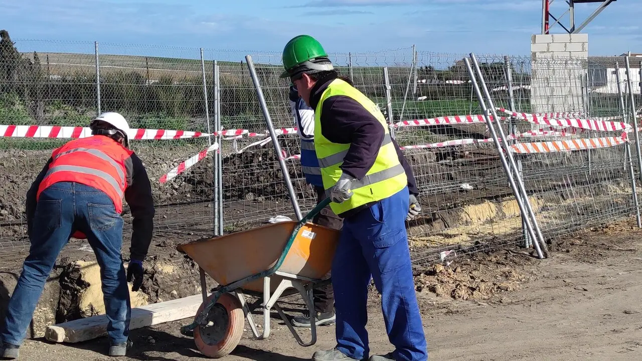 La construcci&oacute;n, uno de los sectores resentidos por la subida del paro./ MAC&Iacute;AS.