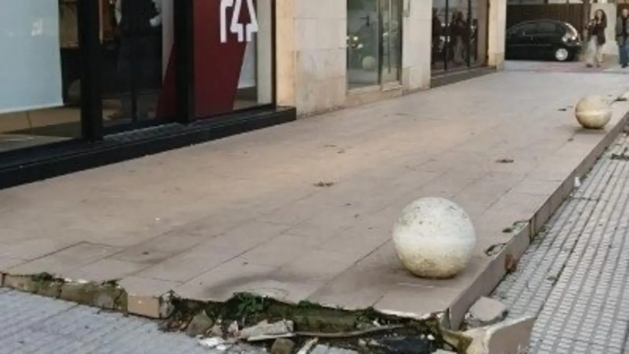 Estado de la acera tras el suceso. | Polic&iacute;a Nacional.