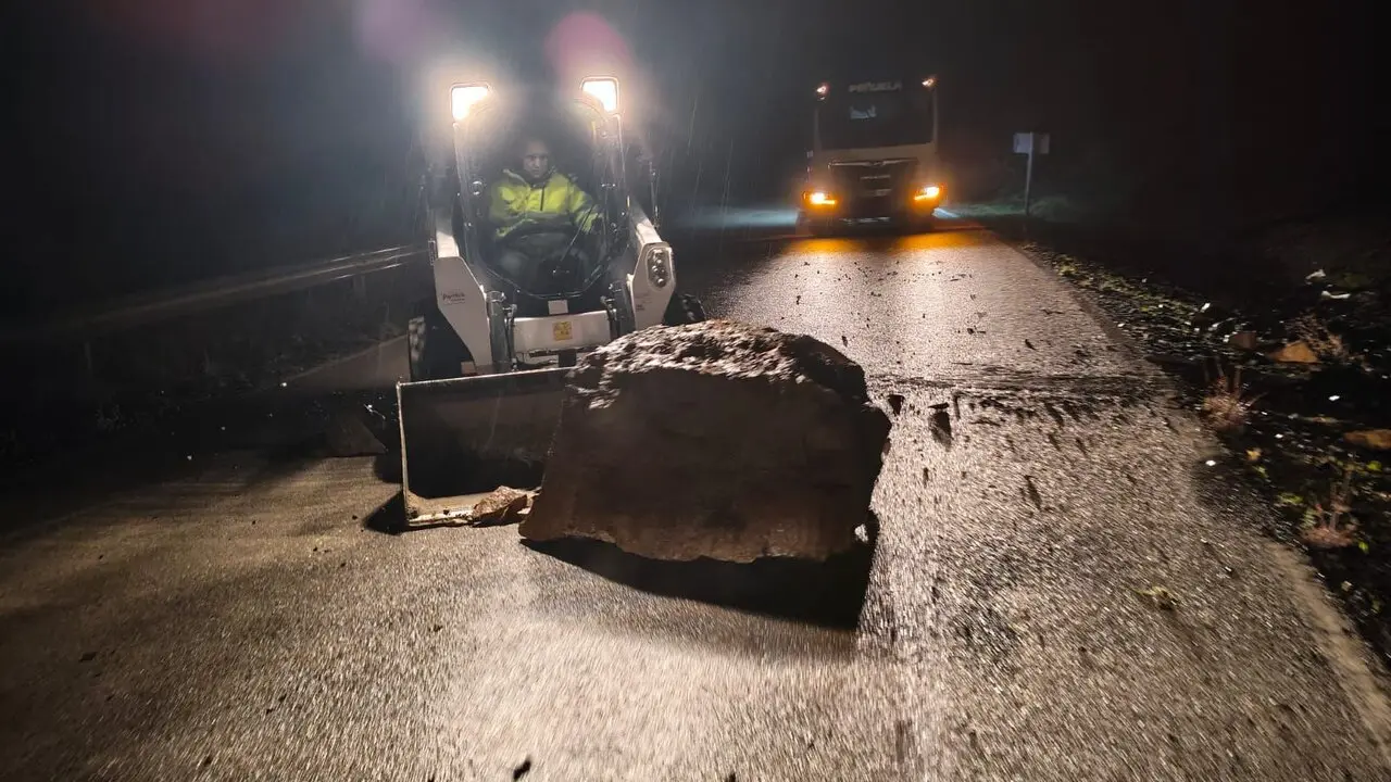 Retirada de una piedra en una carretera de M&aacute;laga./Diputaci&oacute;n.