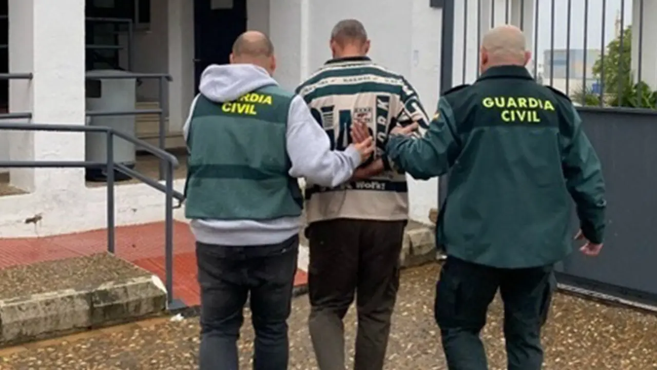 Agentes de la Guardia Civil acompañan a una persona a dependencias oficiales tras su arresto |&nbsp;GUARDIA CIVIL