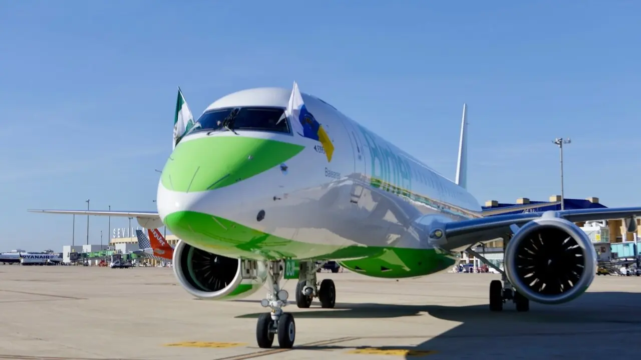 Archivo - Un avi&oacute;n de la compa&ntilde;&iacute;a canaria Binter.