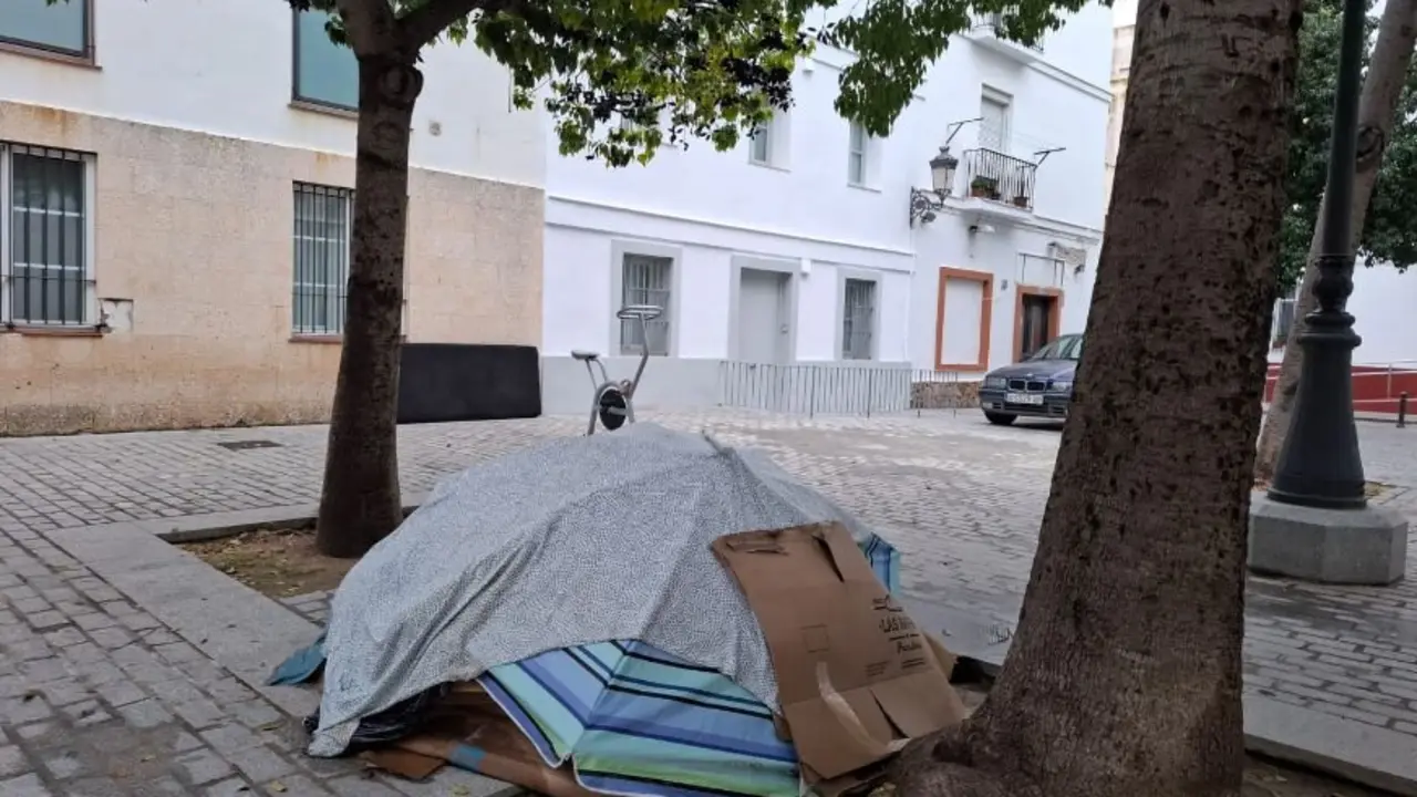Tienda de campa&ntilde;a de una persona sin hogar frente al albergue municipal. / VIVA