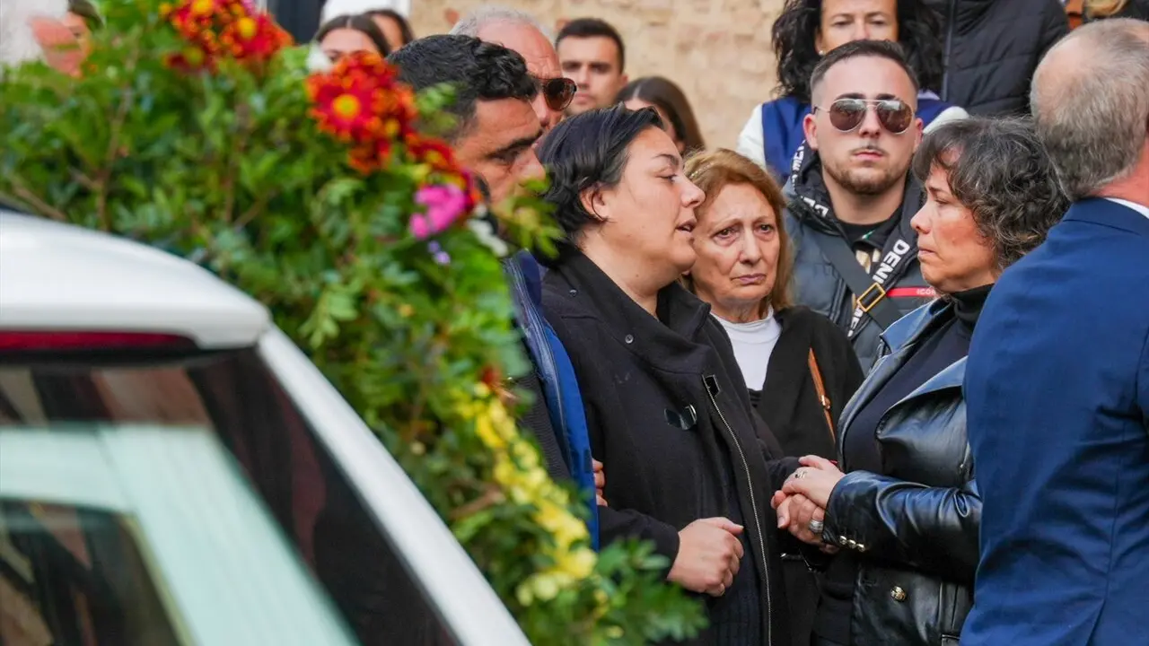 La madre del joven fallecido Aar&oacute;n en la puerta de la iglesia | E.P.
