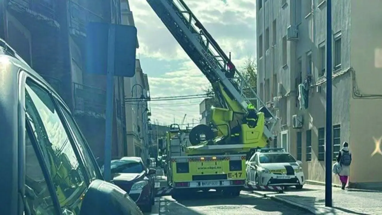 Actuaci&oacute;n de Bomberos en el antiguo Club Alc&aacute;zar, en Puntales. VIVA