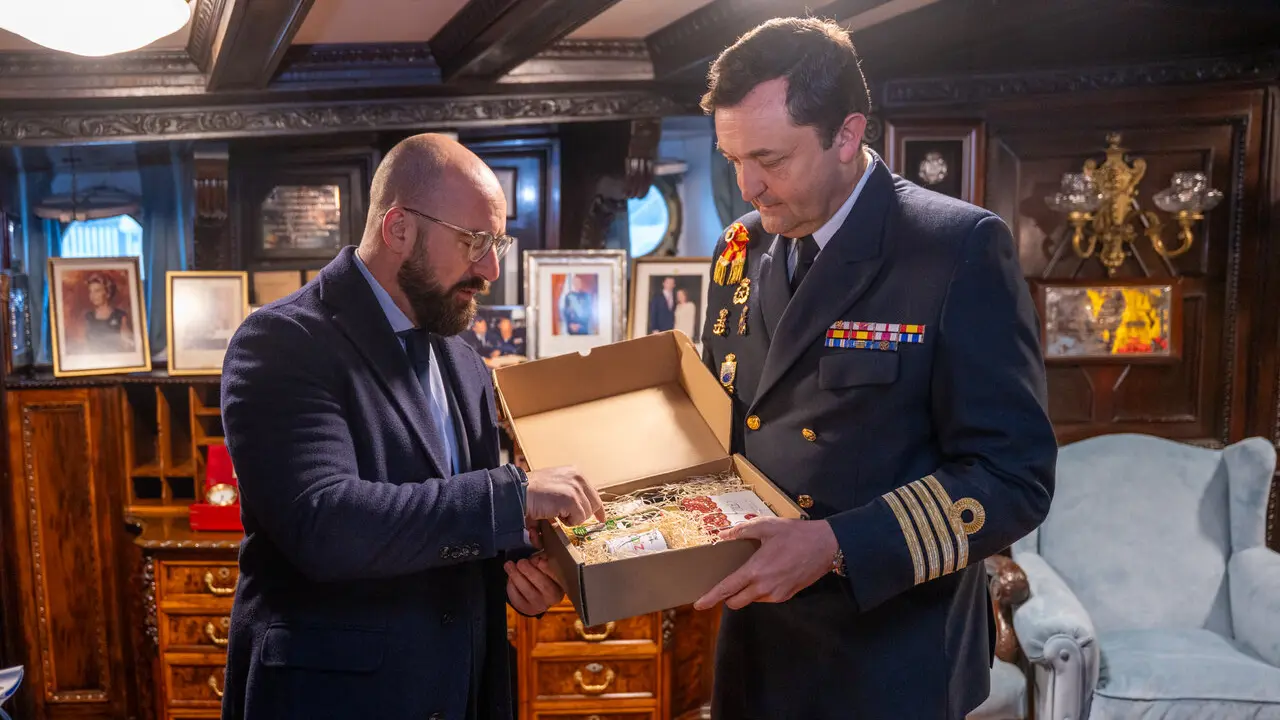 Germ&aacute;n Beardo entrega al comandante de Elcano una de las cajas con productos gastron&oacute;micos de la provincia. / Germ&aacute;n Beardo entrega al comandante de Elcano una de las cajas con productos gastron&oacute;micos de la provincia. / VIVA