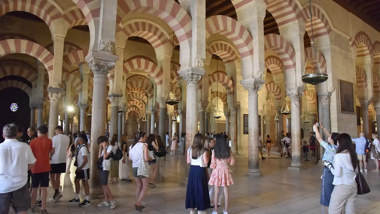 Archivo - Turistas en el interior de la Mezquita de C&oacute;rdoba, en una imagen de archivo.