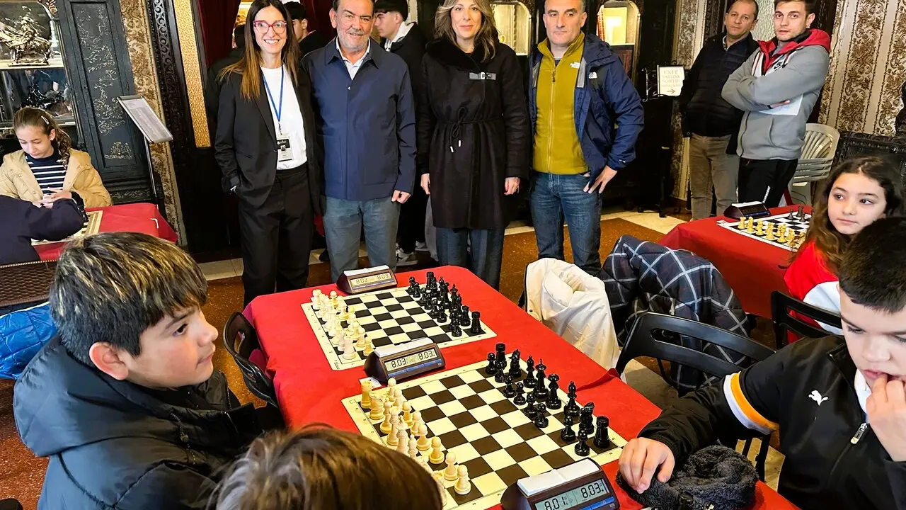09012026 - La alcaldesa, Mari Paz Fern&aacute;ndez, y el edil de Deportes, Nardi Crespo, visitaron el Torneo, junto con sus responsables.