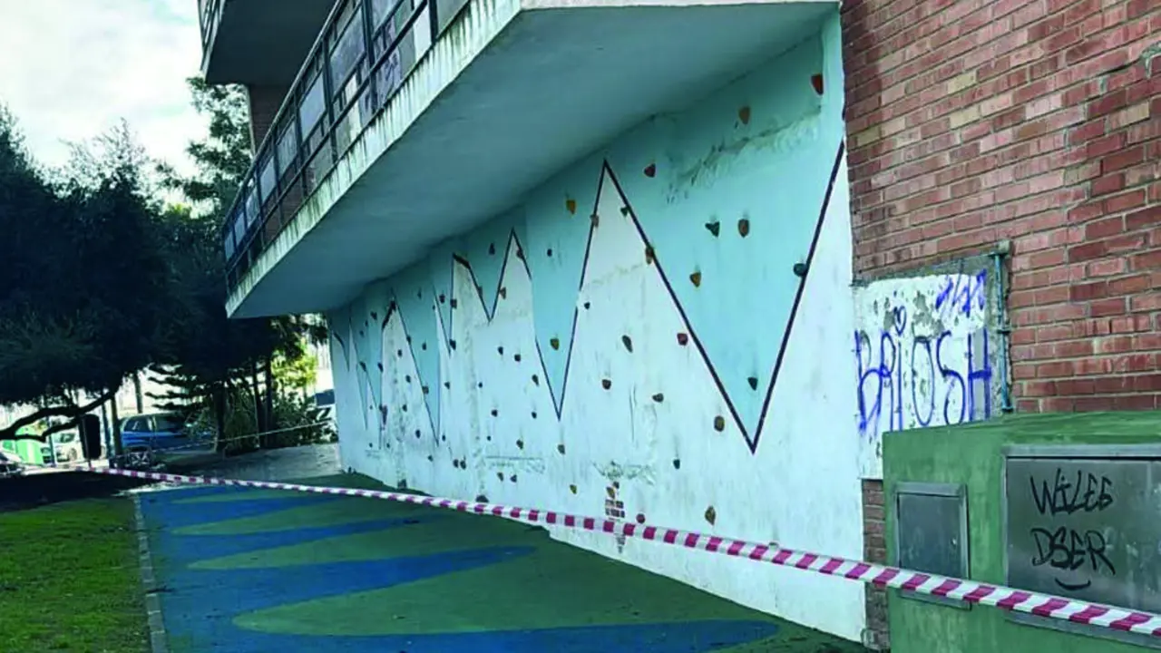 Cinta de seguridad por desprendimientos en el antiguo Club Alc&aacute;zar en Puntales. VIVA