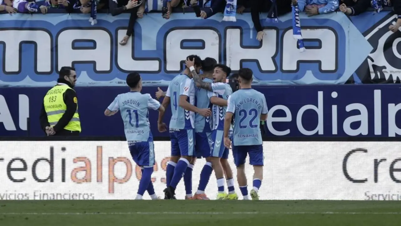 Jugadores del M&aacute;laga CF celebrando un gol. / LALIGA
