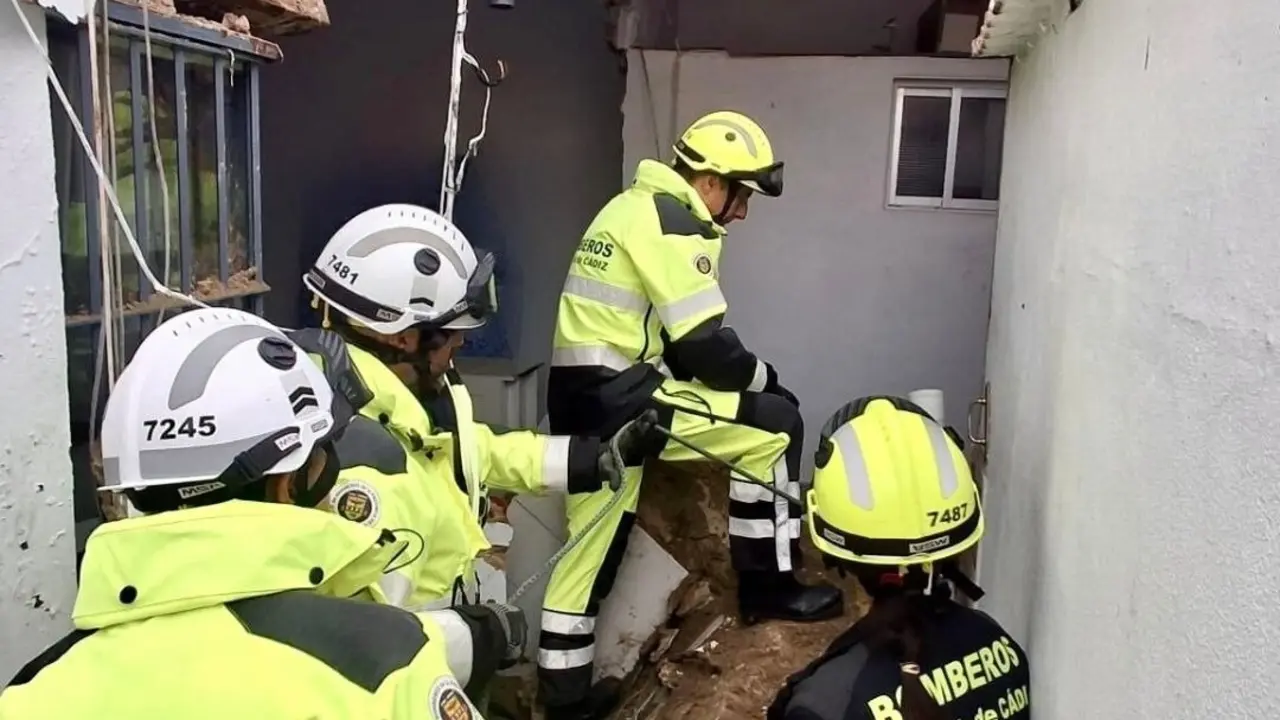 Los bomberos sorteando los escombros en el interior de la vivienda. | Consorcio