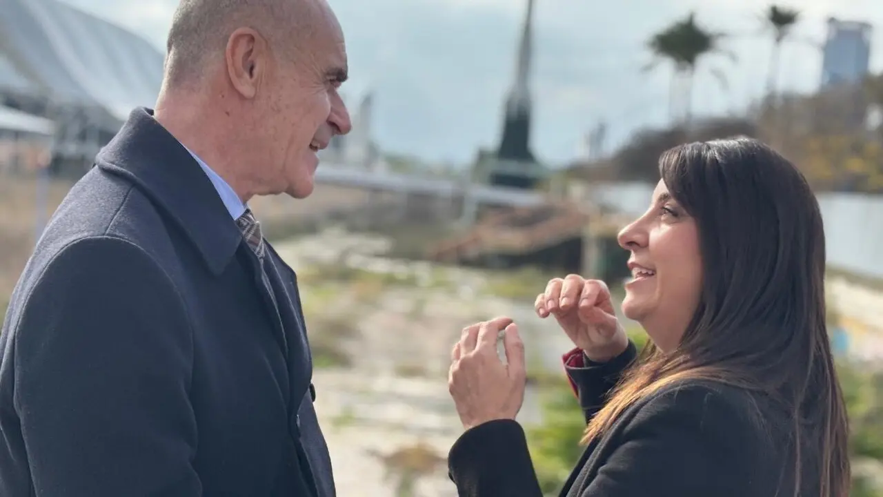 La secretaria de Pol&iacute;tica Institucional del PSOE de Sevilla y parlamentaria, Encarnaci&oacute;n Mart&iacute;nez, y el portavoz socialista en el Ayuntamiento de Sevilla, Antonio Mu&ntilde;oz, frente a Canal Expo de Sevilla | PSOE DE SEVILLA