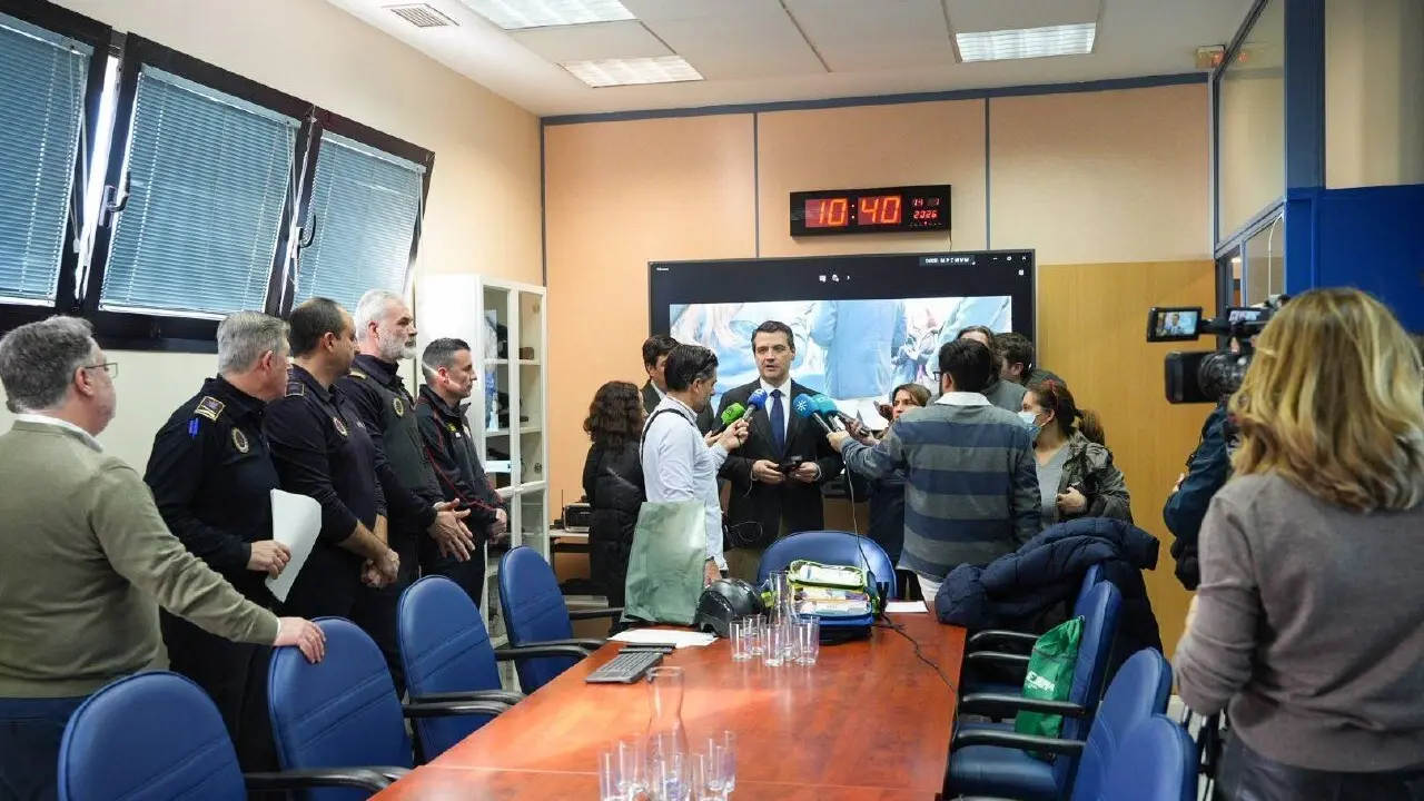 El alcalde de C&oacute;rdoba, Jos&eacute; Mar&iacute;a Bellido, junto al teniente de alcalde de Seguridad, Jes&uacute;s Coca, atienden a los medios en la nueva sala de emergencias de la Polic&iacute;a Local.