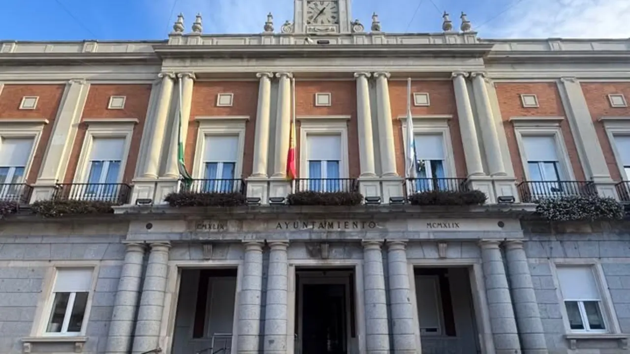Banderas a media asta en el Ayuntamiento de Huelva. | Ayto.