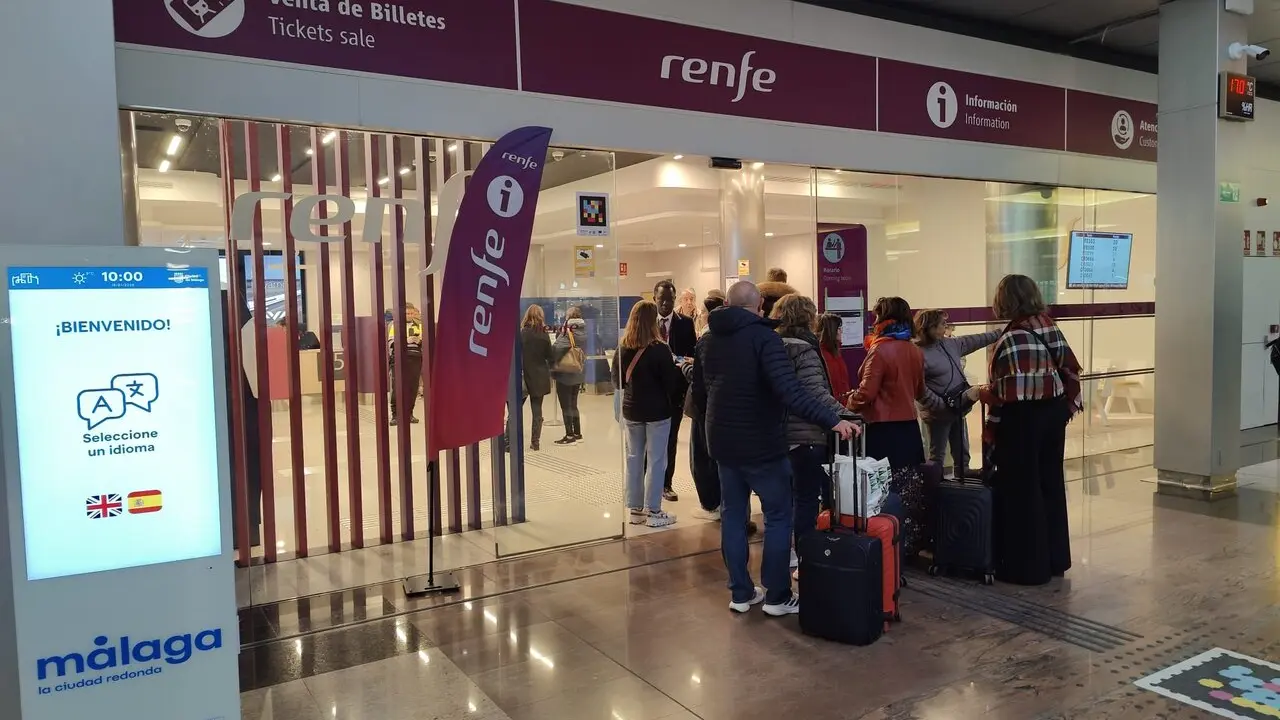 Colas en la oficina de Renfe de Mar&iacute;a Zambrano. / ROCA