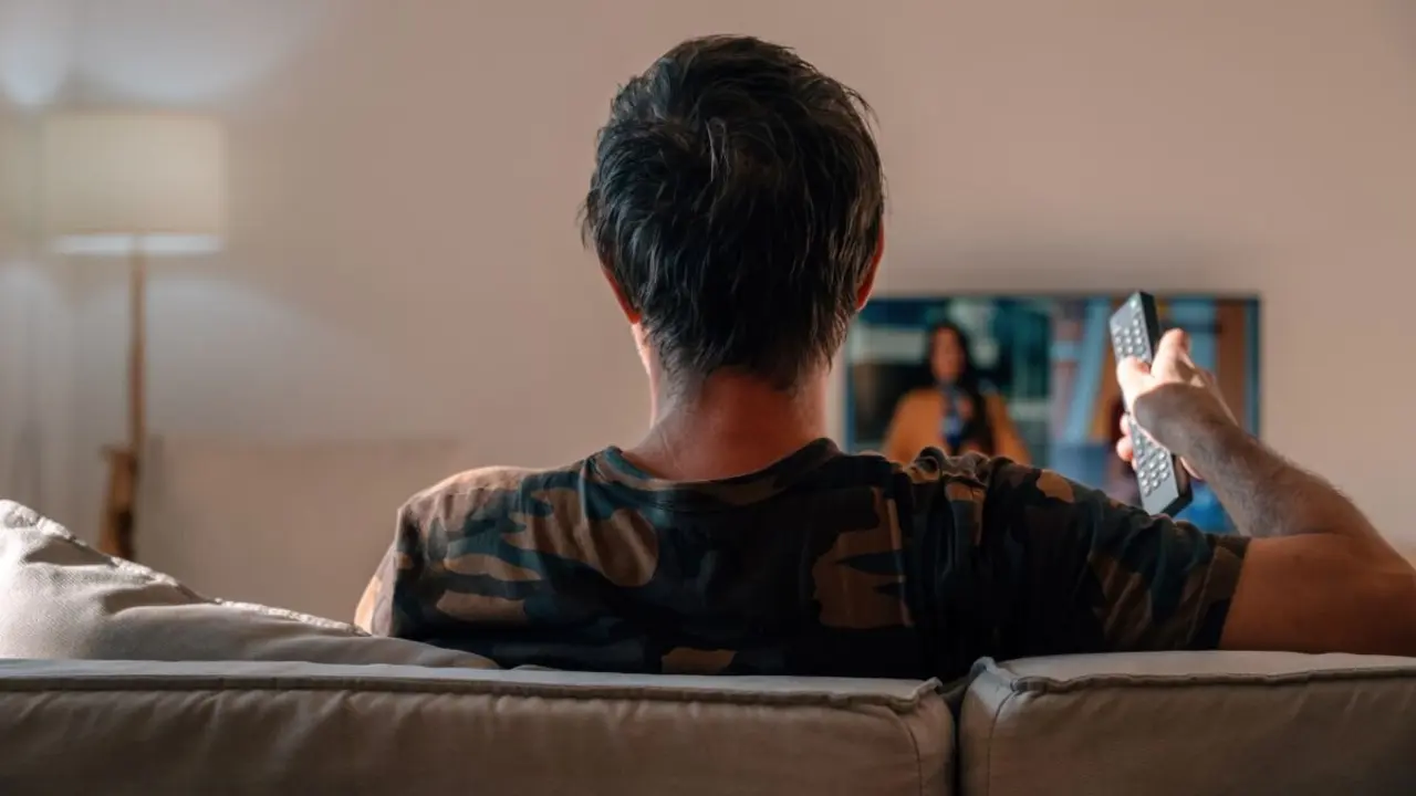 Una persona ve la televisi&oacute;n | 123RF/stevanovicigor