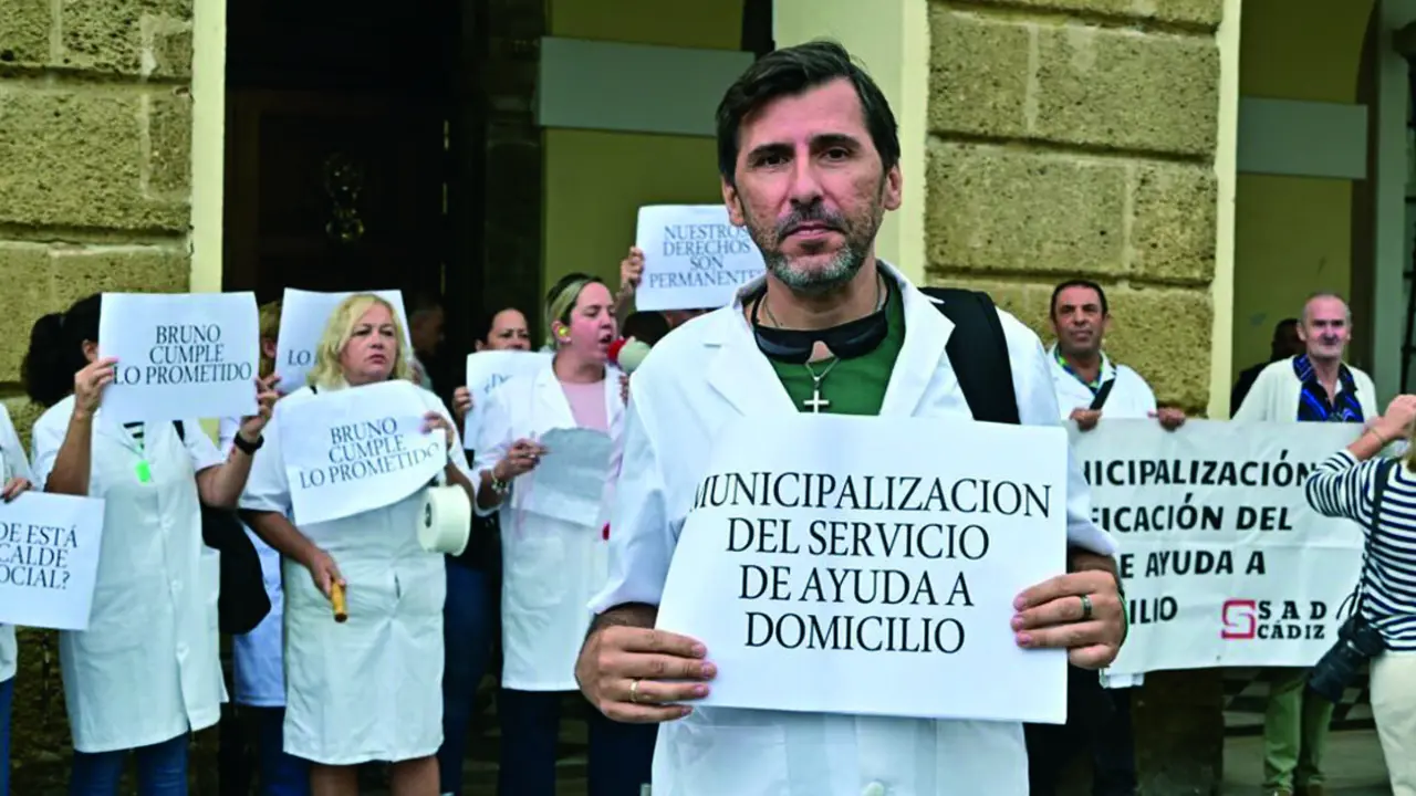 El presidente del comit&eacute; de empresa de Ayuda a Domicilio en C&aacute;diz, &Oacute;scar Miraut, en una protesta. Eulogio Garc&iacute;a