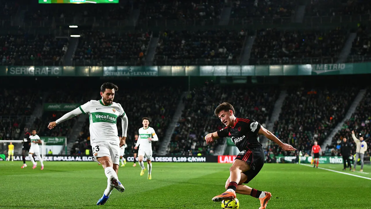Oso regatea a V&iacute;ctor Chust en el partido contra el Elche CF. | Francisco Macia/EP.