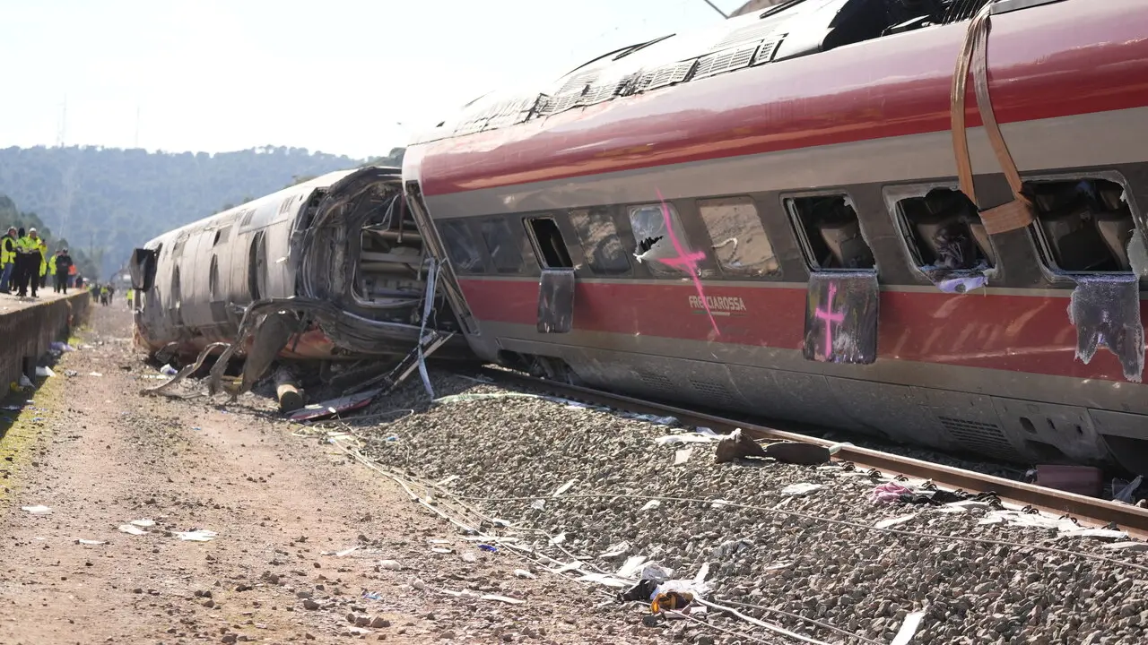 Uno de los vagones del tren Iryo que descarril&oacute;. | Europa Press