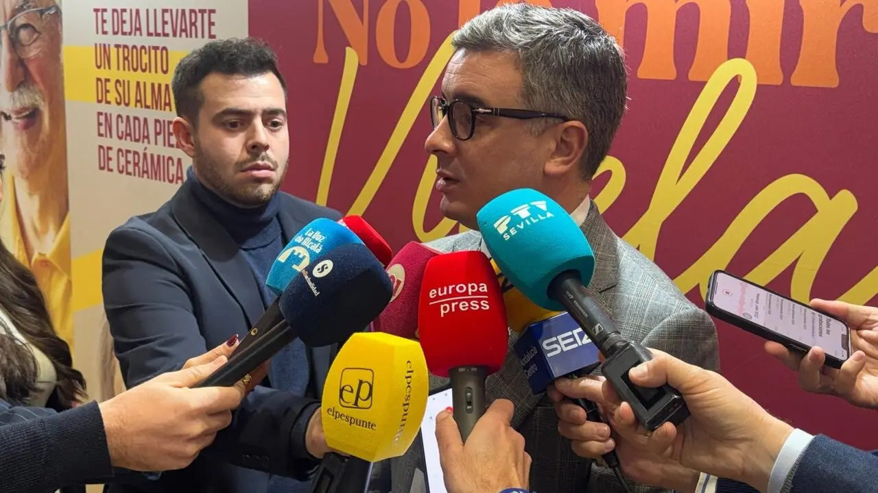Rodr&iacute;guez Hans atiende a los medios en el stand de la Diputaci&oacute;n en Fitur. | EP