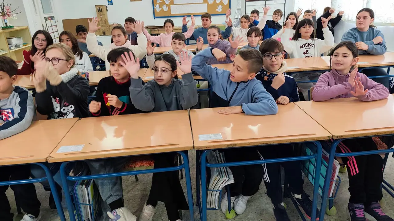 El alumnado de quinto del CEIP San Francisco, en plena acci&oacute;n./ MAC&Iacute;AS.