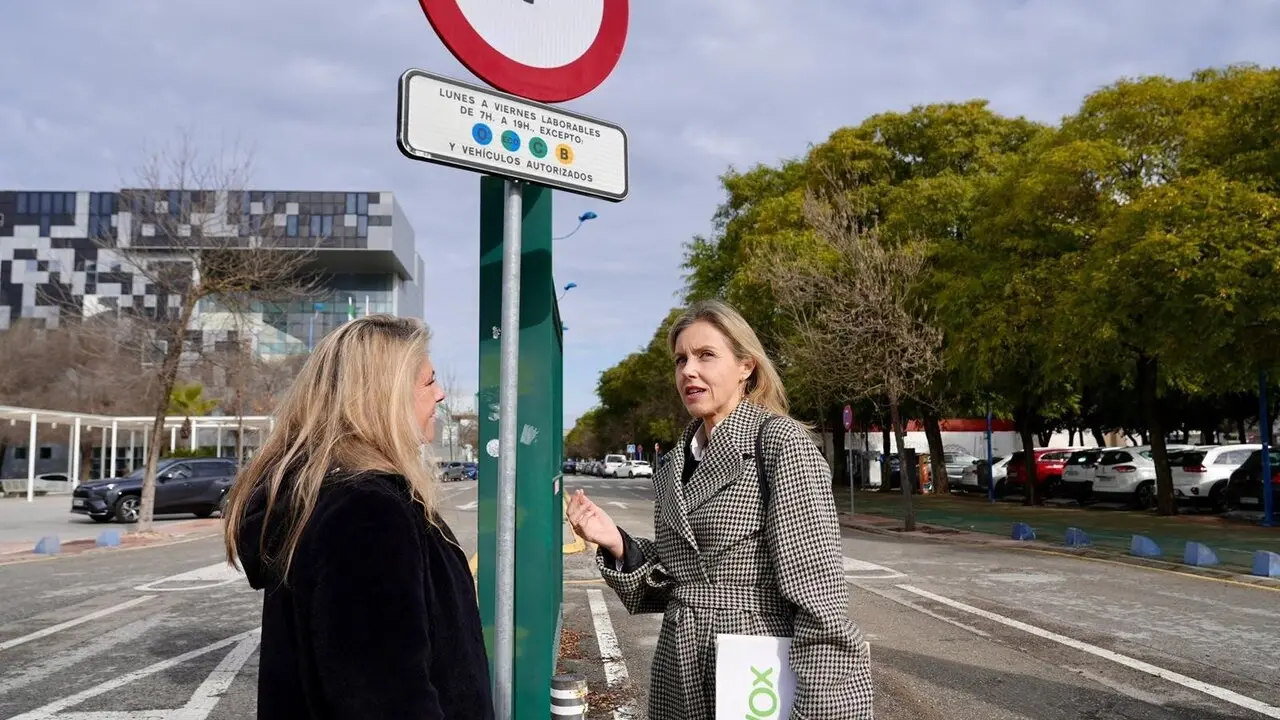 La portavoz de Vox en el Ayuntamiento de Sevilla, Cristina Pel&aacute;ez, en la Zona de Bajas Emisiones de la Cartuja |&nbsp;VOX SEVILLA
