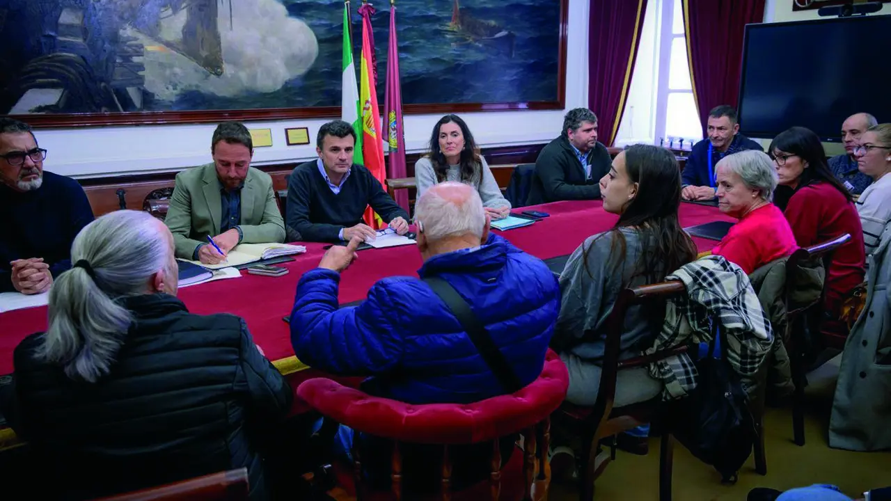 Bruno Garc&iacute;a, con los vecinos de las calles Explanada y D&aacute;rsena. VIVA