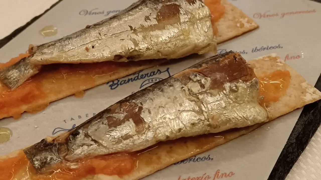 Las sardinas sobre rega&ntilde;&aacute; con tartar de tomate de Las Banderas