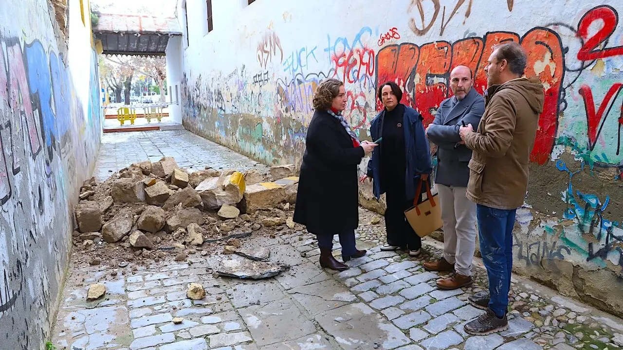 De la Cuadra y Garc&iacute;a en su visita a la zona del derrumbe. |  jerez.es