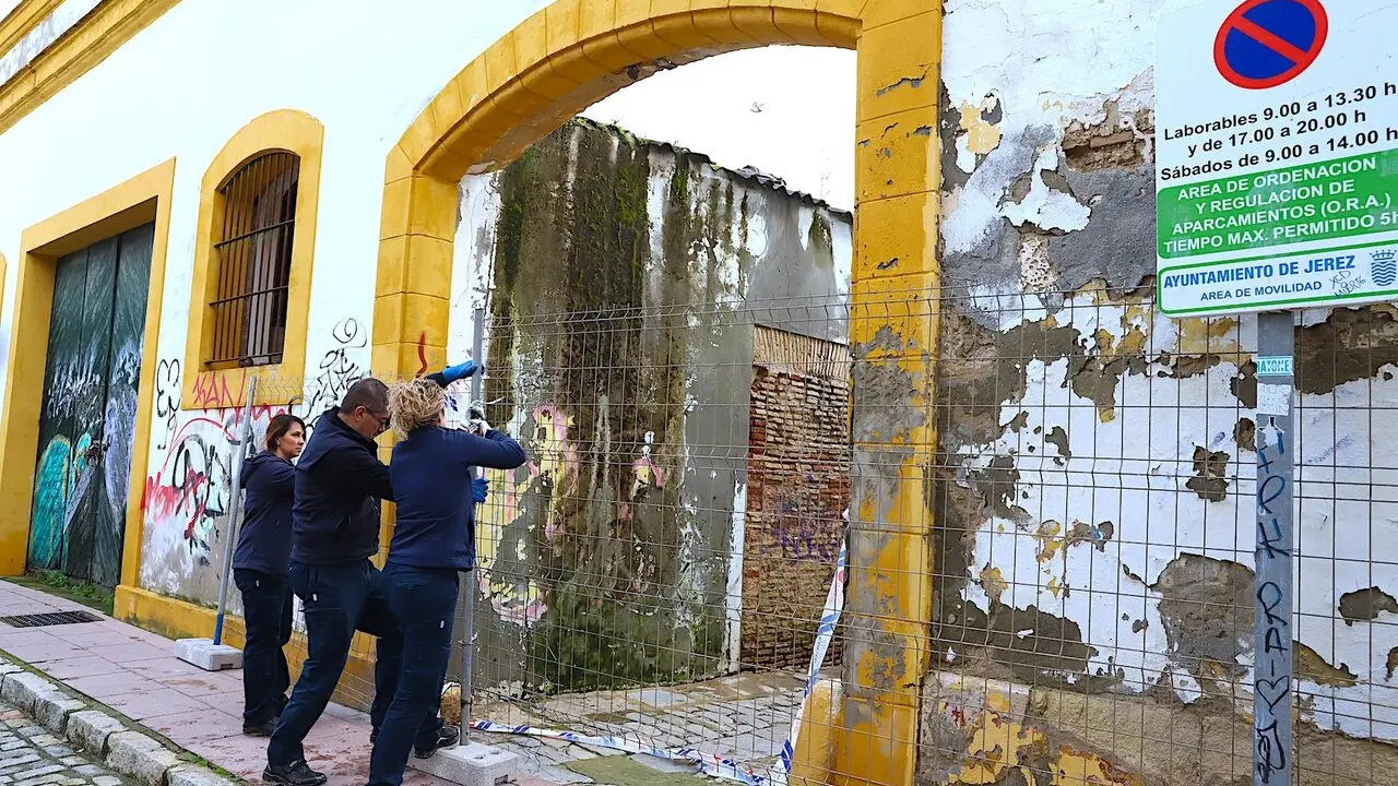 Clausurando el paso por la calle del derrumbe junto al CEIP Gloria Fuertes. | jerez.es