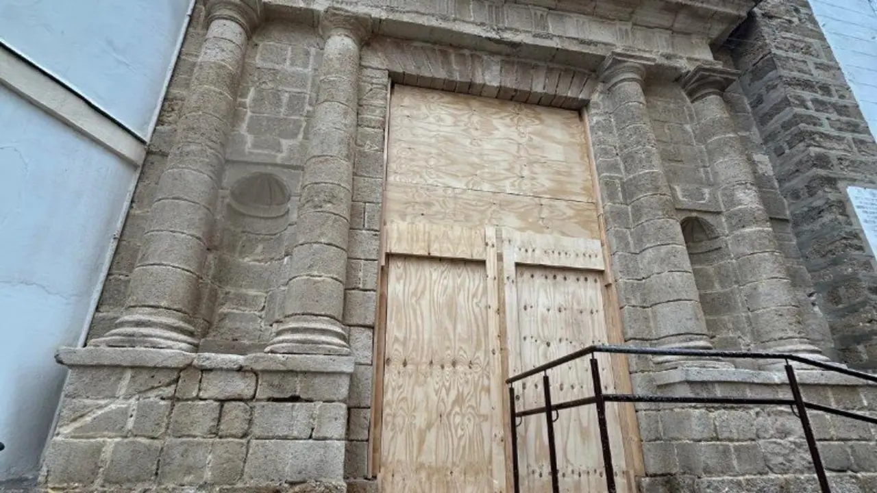 Puerta principal de la Iglesia Conventual de Santa Mar&iacute;a. VIVA