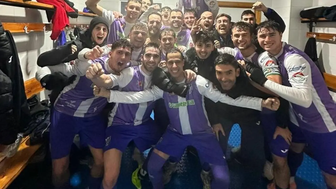 Los jugadores del Atl&eacute;tico Ja&eacute;n celebran la victoria en el vestuario al t&eacute;rmino del partido ante el CD Navas. - Foto: Atl&eacute;tico Ja&eacute;n/Alberoymikasa.com