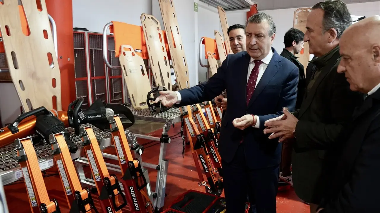 El presidente de la Diputaci&oacute;n de Sevilla, Javier Fern&aacute;ndez (i), supervisa los nuevos equipos de excarcelaci&oacute;n y material complementario entregados a los parques de bomberos dependiente de la instituci&oacute;n Provincial |&nbsp;E.P.