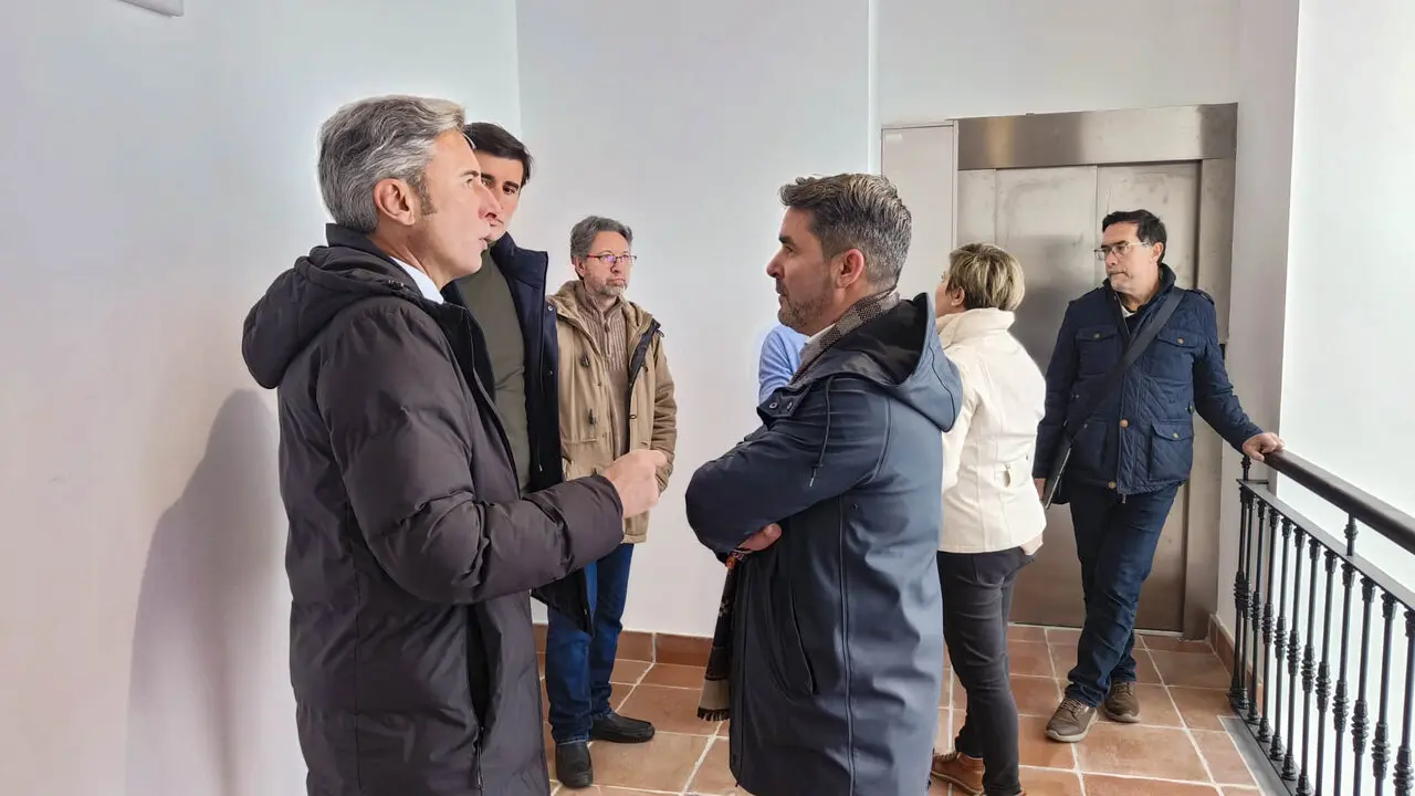 El delegado de Infraestructuras de la Diputaci&oacute;n, Andr&eacute;s Lorite (izq), en su visita a Zuheros.