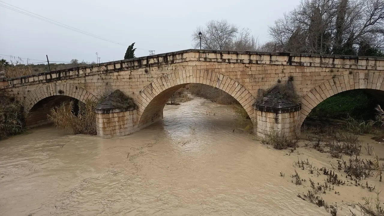 R&iacute;o Guadalbull&oacute;n a su paso por el Puente Tablas. - Foto: AAVV Puente Tablas.