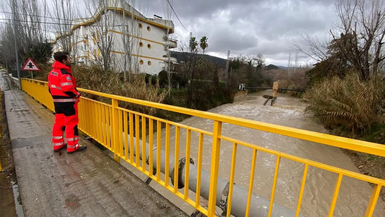 Un bombero vigila la situaci&oacute;n del r&iacute;o a su paso por Los Puentes de Ja&eacute;n. - Foto: Ayuntamiento de Ja&eacute;n.