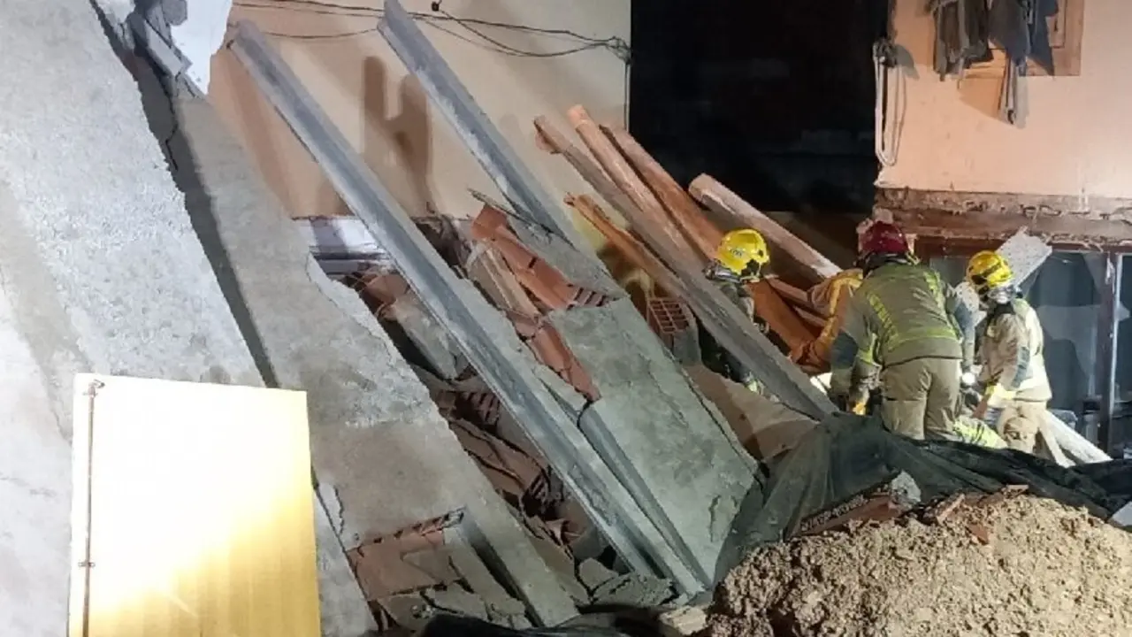 Dos personas atrapadas tras el derrumbe de una casa en Vilanova de Bellpuig. | Europa Press.