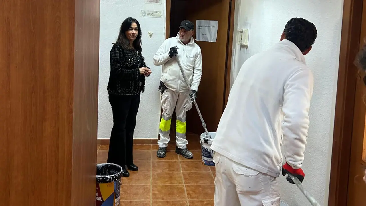 Mar&iacute;a Jos&eacute; Mu&ntilde;oz supervisa &lsquo;in situ&rsquo; las actuaciones./ AYTO.