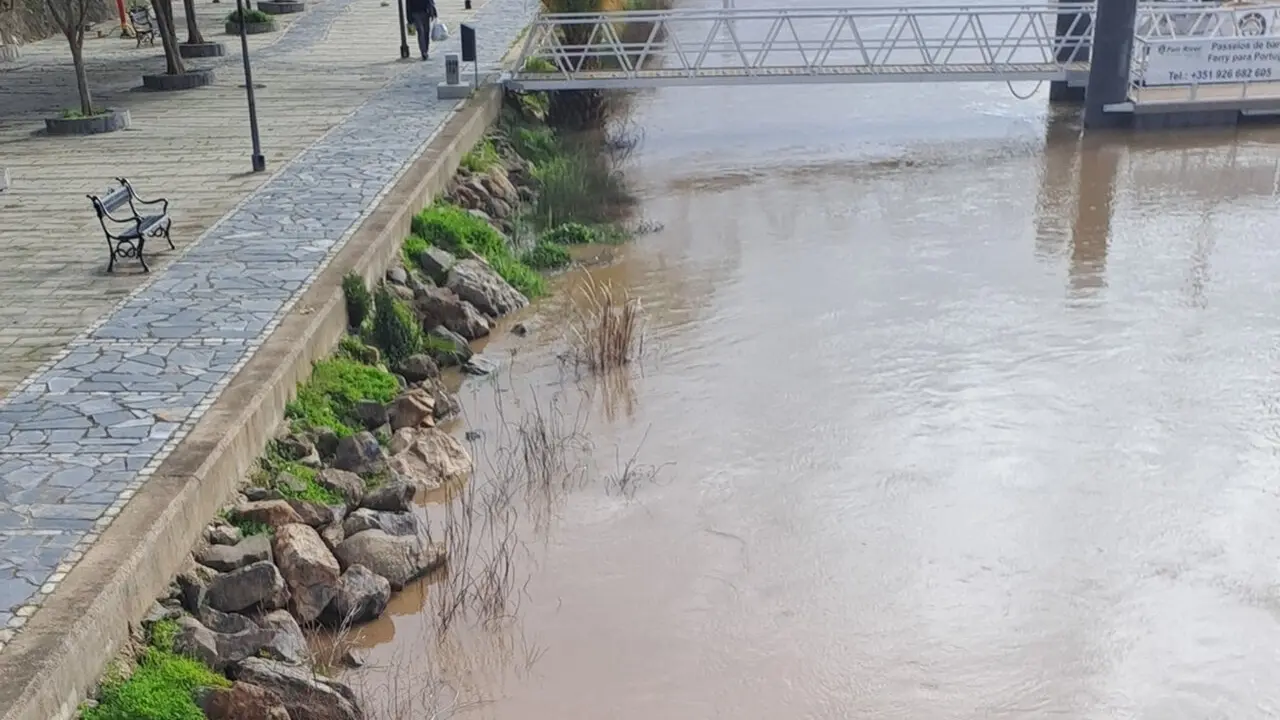 Crecida del r&iacute;o Gudiana a su paso por Sanl&uacute;car de Guadiana. | Ayto.