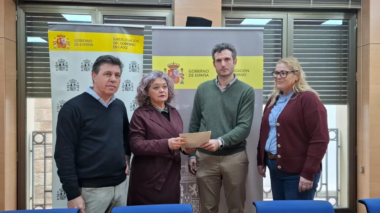 La subdelegada del Gobierno de Espa&ntilde;a en C&aacute;diz, Blanca Flores, con los representantes de las organizaciones agrarias de la provincia. | Subdelegaci&oacute;n del Gobierno en C&aacute;diz.