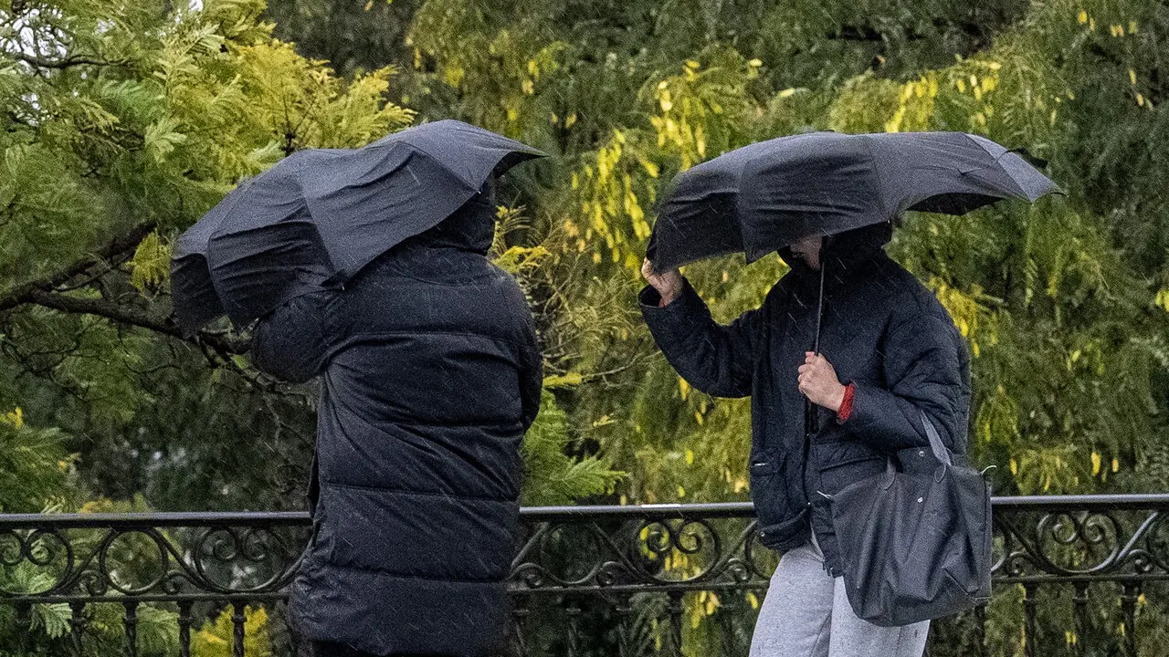 Lluvia y viento en el puente de Triana. | EP