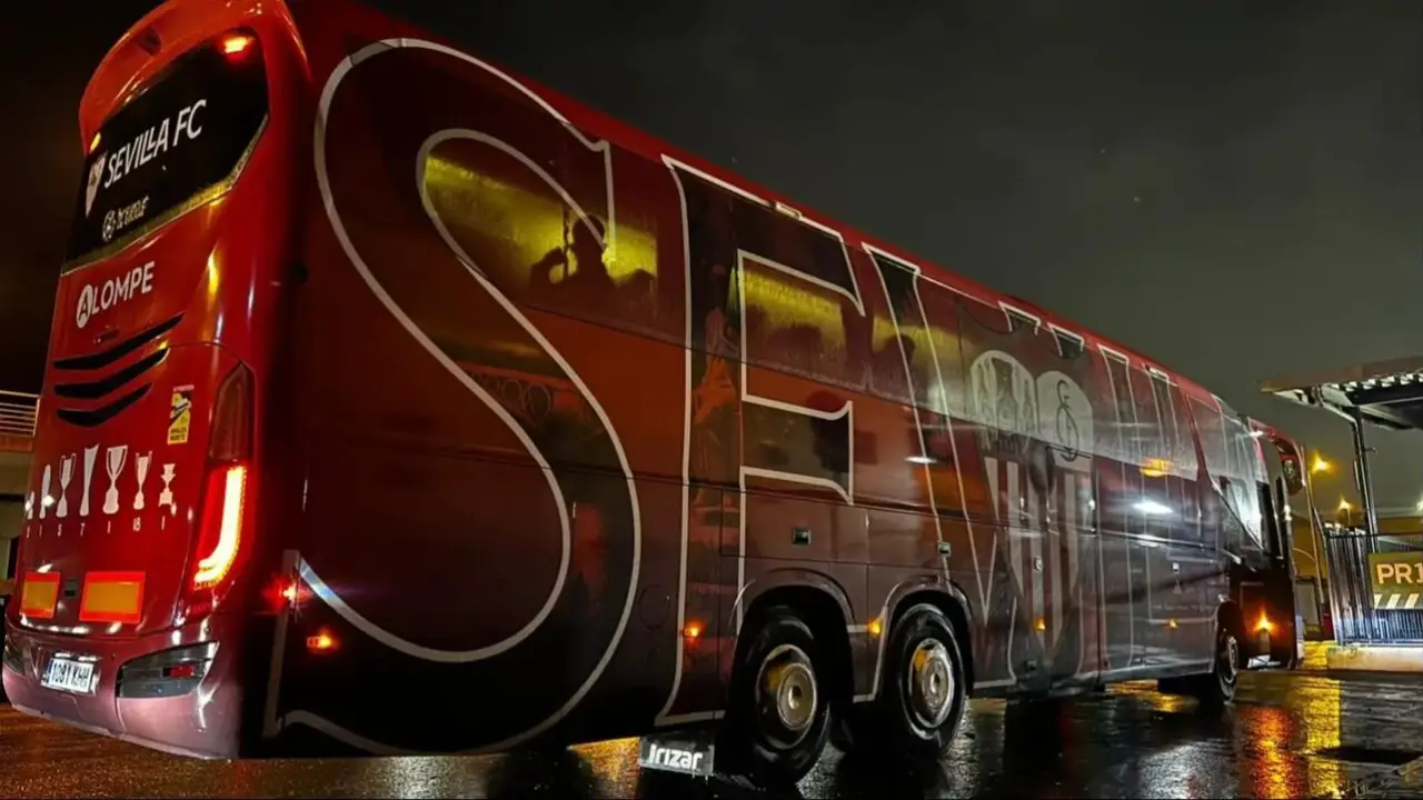 Autob&uacute;s del Sevilla F&uacute;tbol Club en el aeropuerto de San Pablo. | SFC.